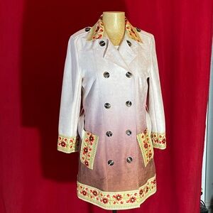 Elegant summer trench coat. Size S, beige to brown. Broidery.